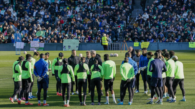 El técnico del Betis, el chileno Manuel Pellegrini, da instrucciones a los jugadores durante el entrenamiento que el equipo realiza este jueves en una jornada de puertas abiertas en el estadio Benito Villamarín. EFE/ Jose Manuel Vidal
