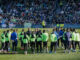 El técnico del Betis, el chileno Manuel Pellegrini, da instrucciones a los jugadores durante el entrenamiento que el equipo realiza este jueves en una jornada de puertas abiertas en el estadio Benito Villamarín. EFE/ Jose Manuel Vidal