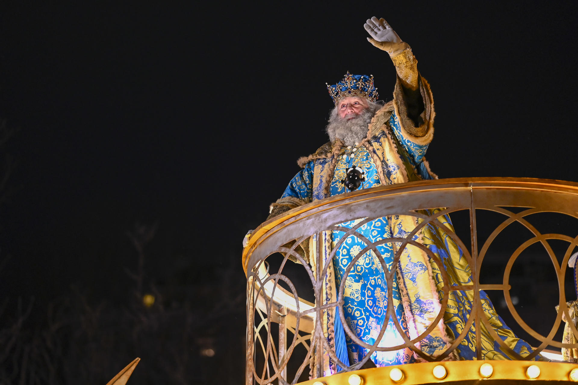 Tradicional cabalgata de los Reyes Magos, que desfila este domingo por el centro de la ciudad de Madrid, en una jornada con previsión de luvias que no impide que los más pequeños tengan la oportunidad de ver a Melchor, Gaspar y Baltasar antes de visitar cada casa para el reparto de regalos.- EFE/Víctor Lerena
