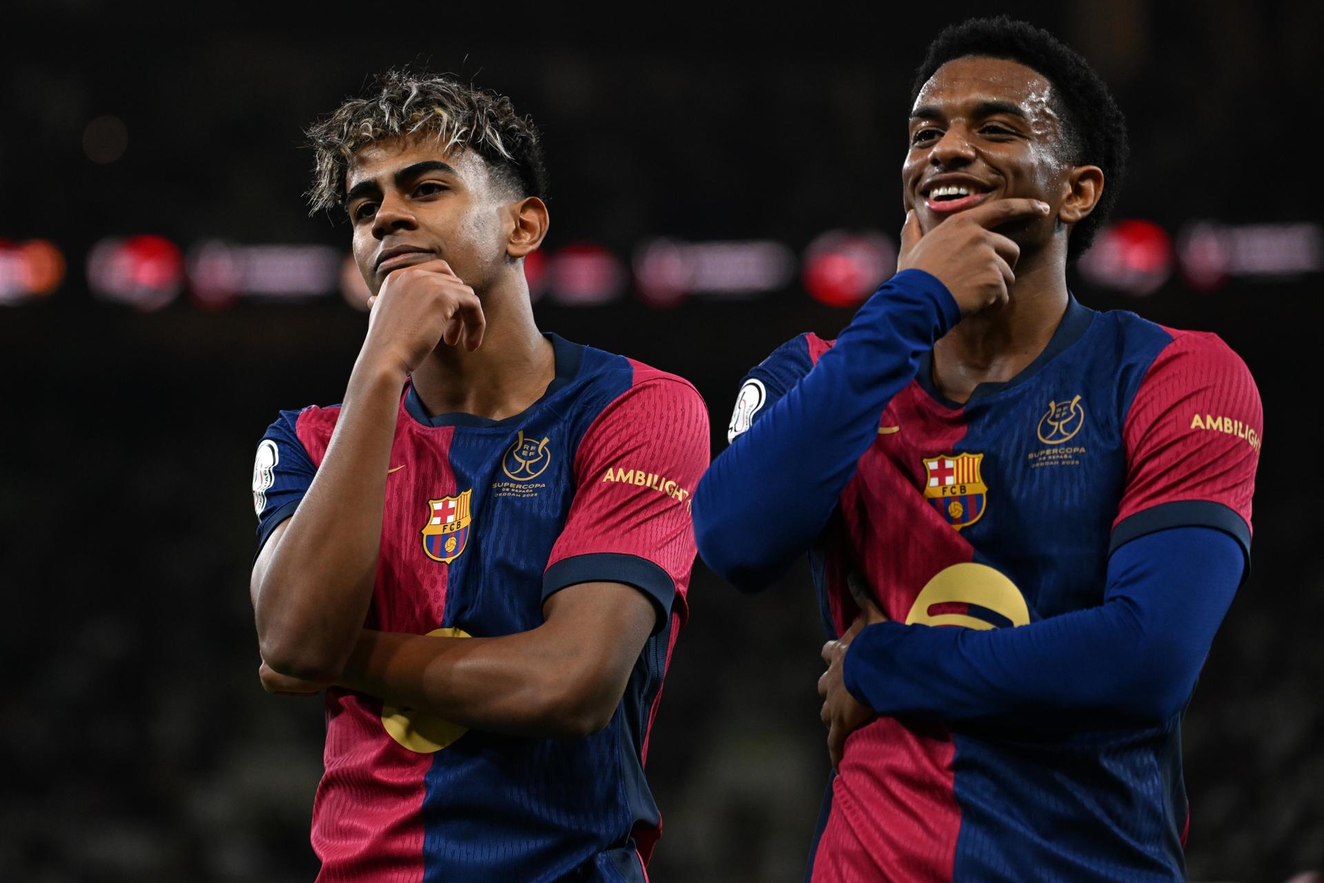 Lamine Yamal, del Barcelona, (I) celebra el 1-1 con Alejandro Balde (d) durante el partido de la final de la Supercopa de España de fútbol entre el Real Madrid y el FC Barcelona, este domingo en Yeda, Arabia Saudí. EFE/EPA/STR
