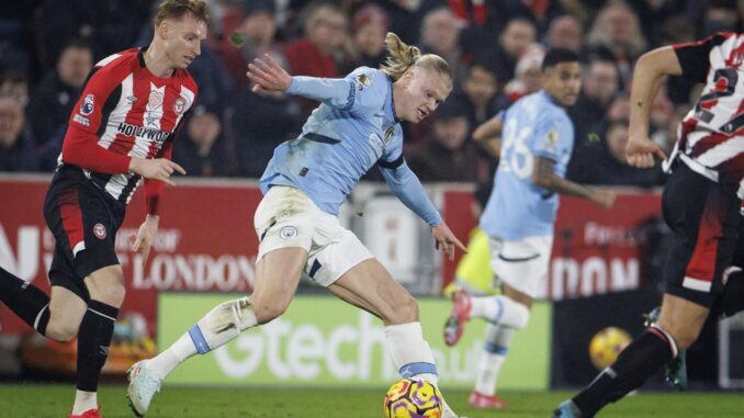 El delantero sueco del City Erling Haaland (c) en acción durante el partido de la Premier League que han jugado Brentford FC y Manchester City, en Londres. EFE/EPA/TOLGA AKMEN
