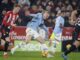 El delantero sueco del City Erling Haaland (c) en acción durante el partido de la Premier League que han jugado Brentford FC y Manchester City, en Londres. EFE/EPA/TOLGA AKMEN