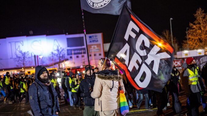 Manifestantes contra el congreso de la ultraderechista AFD en Riesa. EFE/EPA/MARTIN DIVISEK
