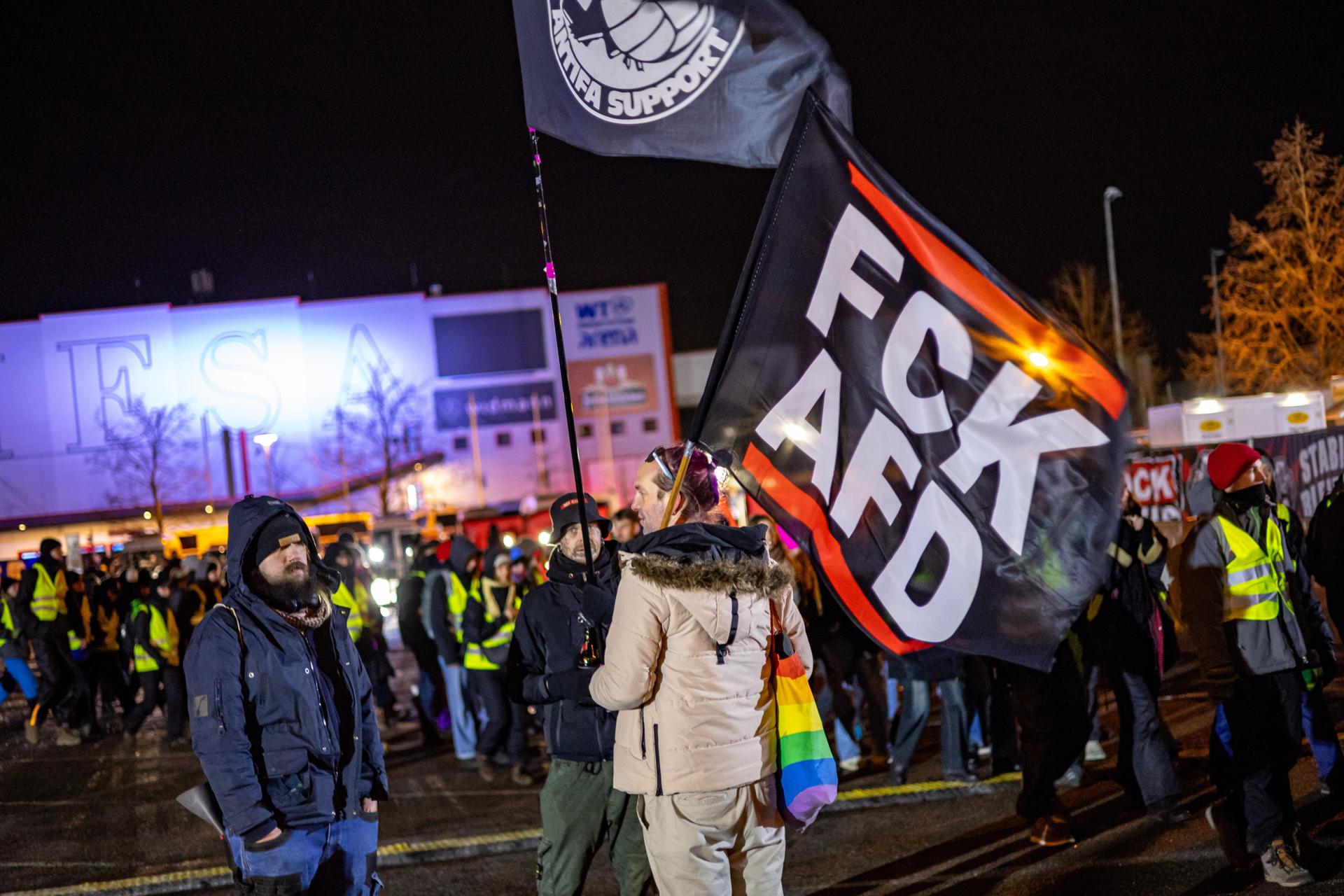 Manifestantes contra el congreso de la ultraderechista AFD en Riesa. EFE/EPA/MARTIN DIVISEK
