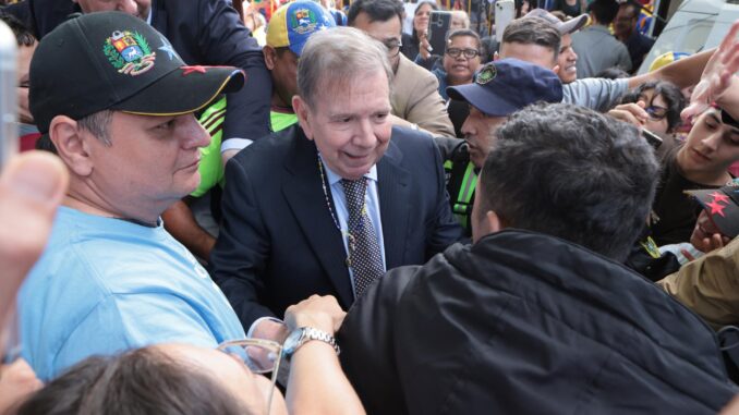 Fotografía del líder opositor venezolano Edmundo González Urrutia (c). EFE/ Gastón Britos
