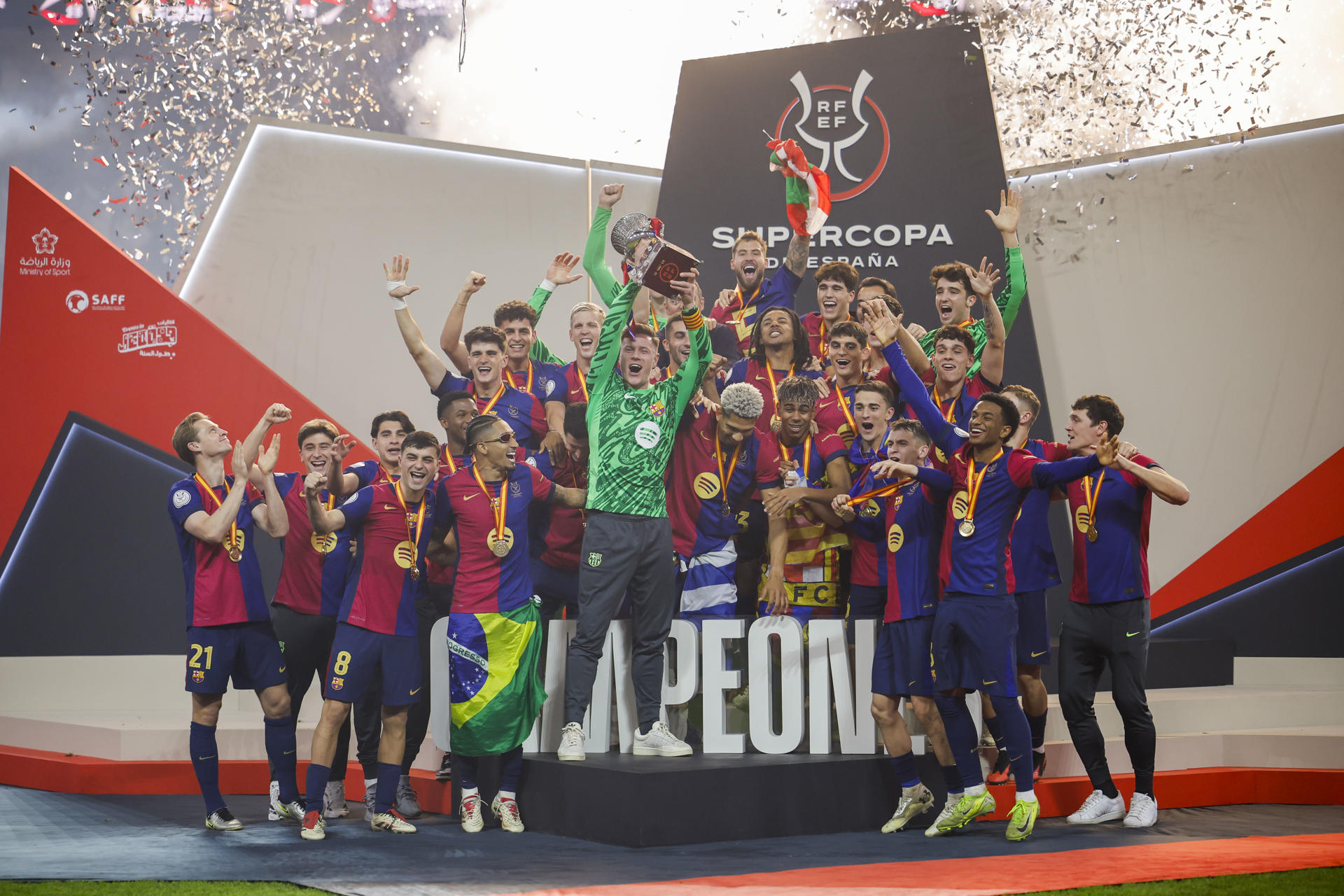 Los jugadores del FC Barcelona celebran la victoria con el trofeo tras el partido de la final de la Supercopa de España de fútbol entre el Real Madrid y el FC Barcelona, en Yeda, Arabia Saudí. EFE/ Alberto Estévez
