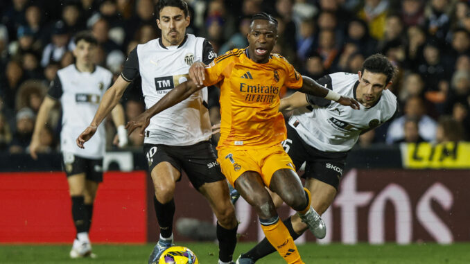 André Almeida, en una acción con Vinicius. EFE / Biel Aliño.
