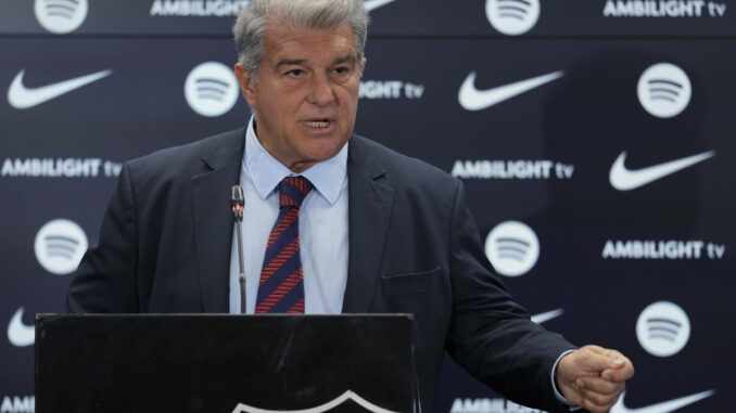 El presidente del FC Barcelona, Joan Laporta, durante la rueda de prensa en la que ha valorado, entre otros temas, la decisión del Consejo Superior de Deportes (CSD) de estimar la medida cautelar urgente solicitada por los atacantes Dani Olmo y Pau Víctor. EFE/Enric Fontcuberta
