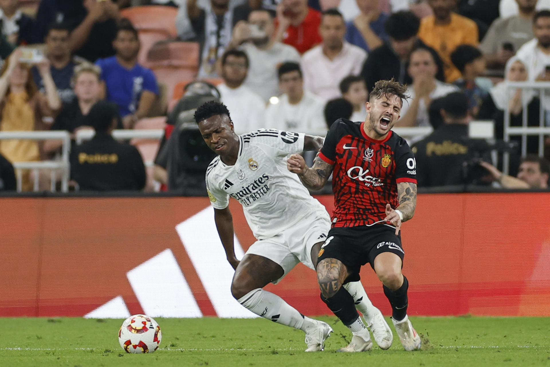 YEDA (ARABIA SAUDÍ), 09/01/2025.- El delantero brasileño del Real Madrid Vinícius Júnior disputa un balón ante el defensa del Mallorca Pablo Maffeo (d) durante el partido de semifinales de la Supercopa de España de fútbol entre el Real Madrid y el Mallorca, este jueves en Yeda. EFE/ Alberto Estévez
