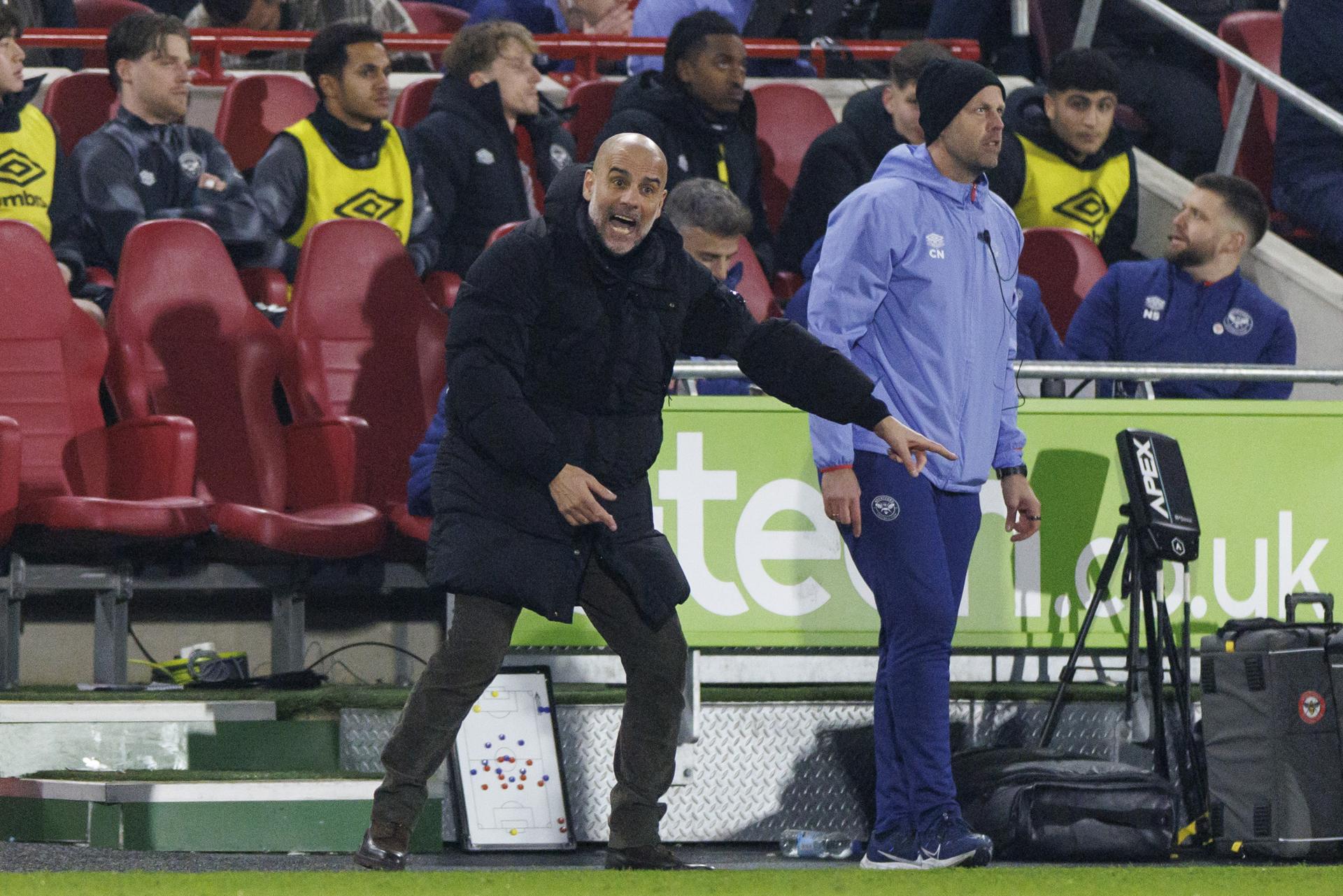 El jugador del Manchester City Pep Guardiola durante el partido de la Premier League que han jugado Brentford FC y Manchester City, en Londres. EFE/EPA/TOLGA AKMEN
