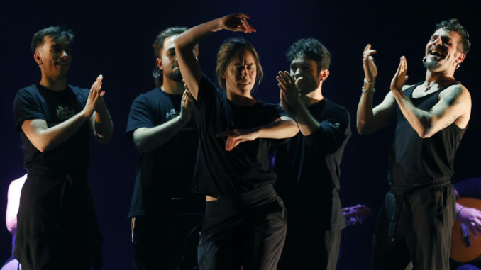 Bailarines ensayan previo a su estreno de la obra "Tierra Bendita", del Ballet Flamenco de Andalucía este martes, en el teatro Nescafé de las Artes, en Santiago (Chile). EFE/ Elvis González
