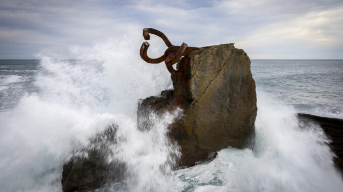 Vista de la escultura 'Peine del viento', de Eduado Chillida, este miércoles en San Sebastián. EFE/Javier Etxezarreta
