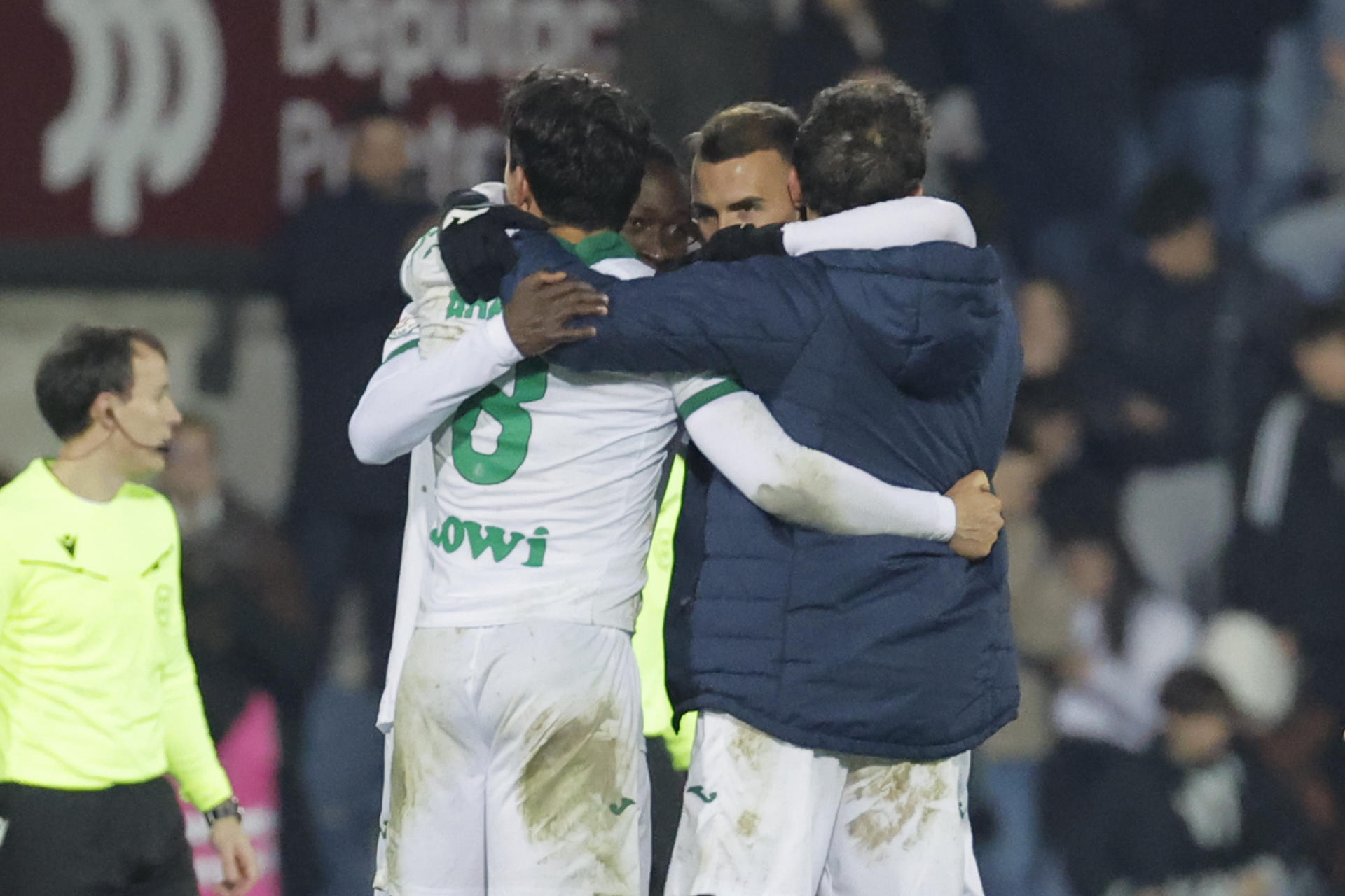 Los jugadores del Getafe celebran la victoria en el partido de octavos de la Copa del Rey entre Pontevedra CF y Getafe CF, este miércoles en el Estadio Municipal de Pasarón, en Pontevedra. EFE/ Lavandeira Jr
