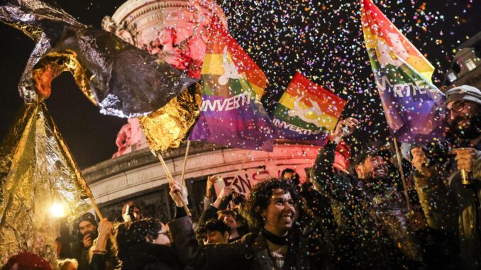 La gente se reúne en la Place de la Republique en París, Francia, el 7 de enero de 2025, para celebrar la muerte de Jean-Marie Le Pen, exlíder del Frente Nacional. El político francés Le Pen falleció el 7 de enero de 2025, a los 96 años. EFE/EPA/Teresa Suarez
