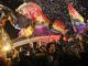 La gente se reúne en la Place de la Republique en París, Francia, el 7 de enero de 2025, para celebrar la muerte de Jean-Marie Le Pen, exlíder del Frente Nacional. El político francés Le Pen falleció el 7 de enero de 2025, a los 96 años. EFE/EPA/Teresa Suarez