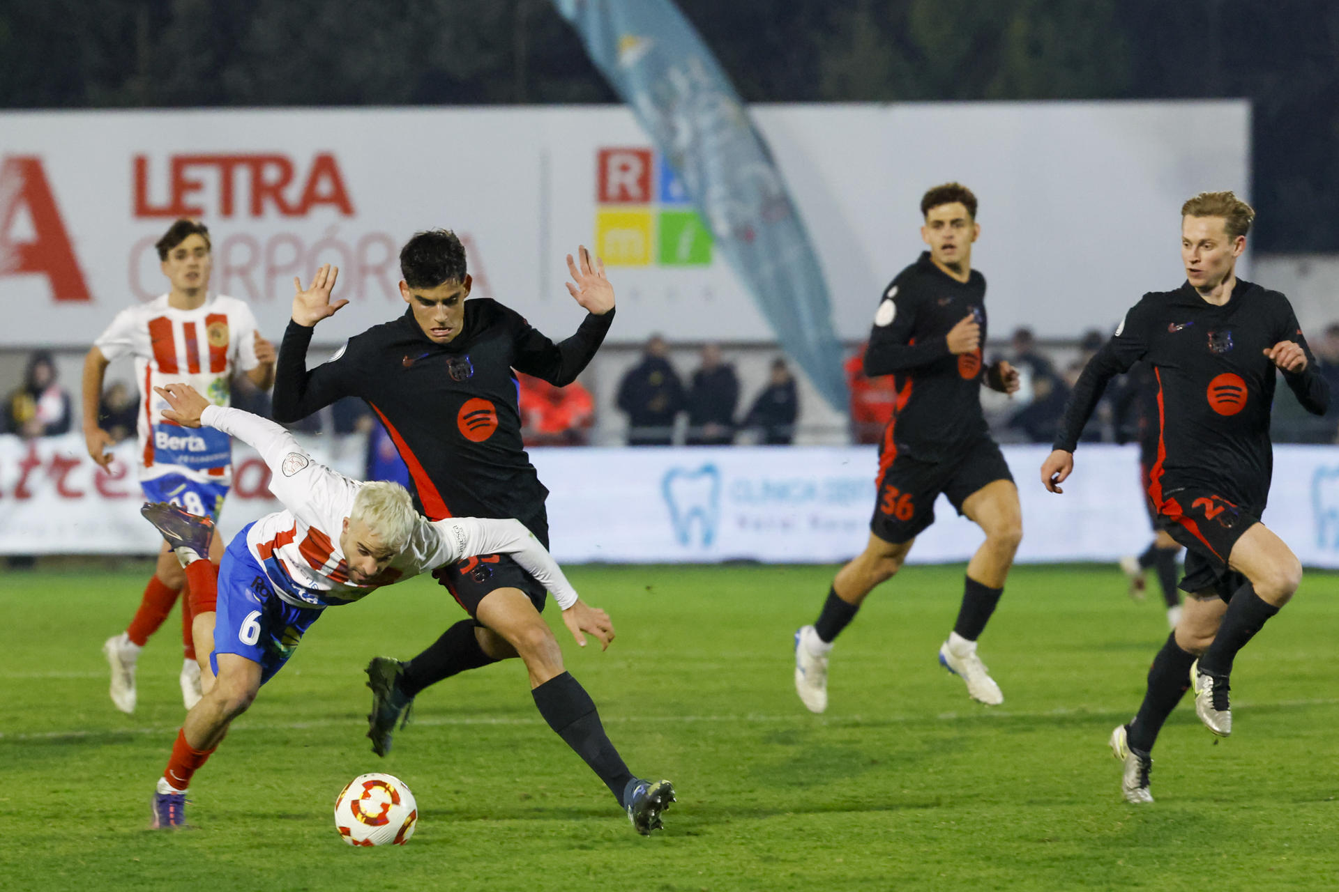 El defensa del Barcelona Gerard Martín y el delantero del Barbastro Guillermo Alonso (i), durante el partido de dieciseisavos de la Copa del Rey, este sábado en el Campo Municipal de Deportes de Barbastro.-EFE/ Javier Cebollada
