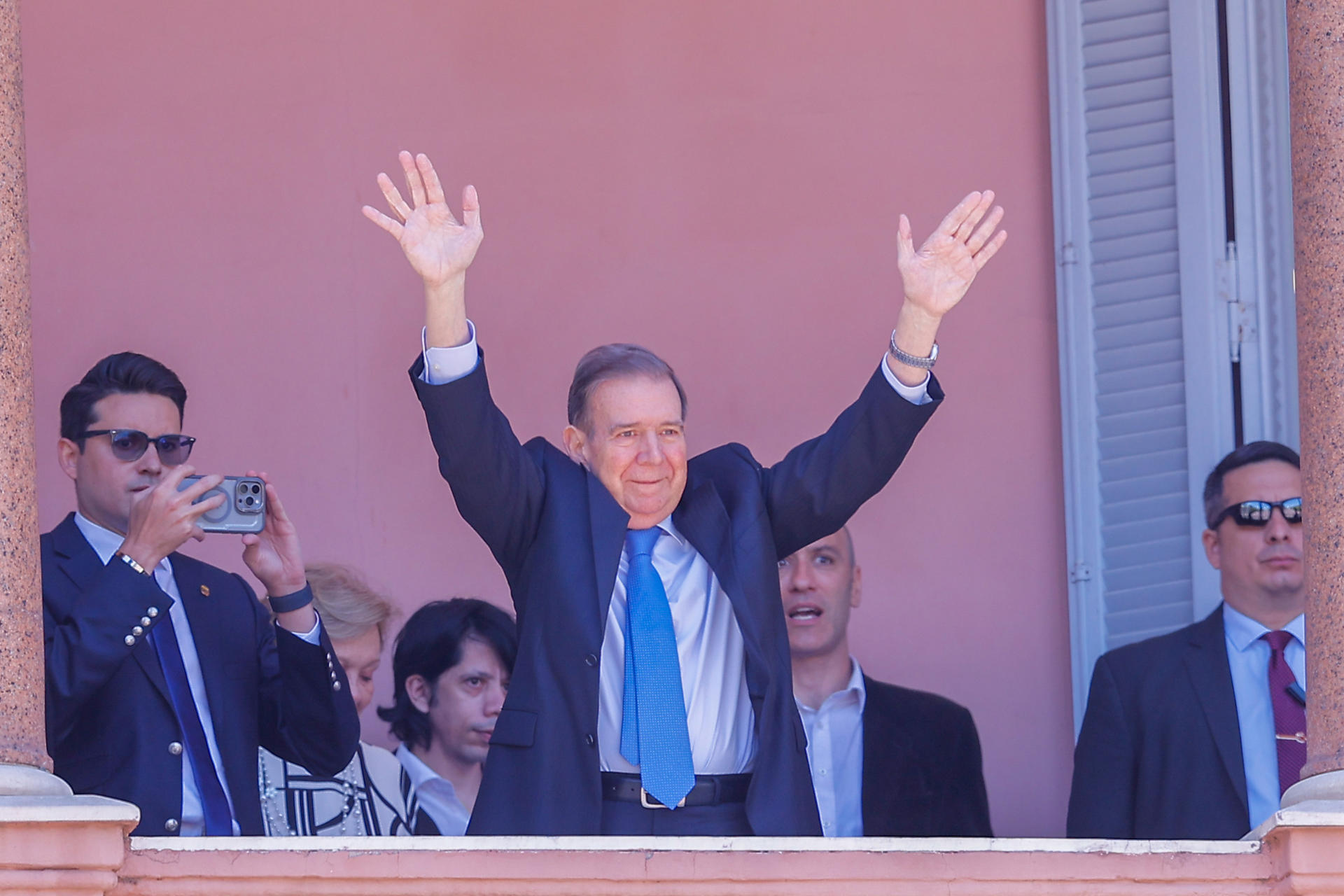 El líder opositor venezolano Edmundo González Urrutia saluda este sábado, desde un balcón de la Casa Rosada en Buenos Aires (Argentina). EFE/ Juan Ignacio Roncoroni
