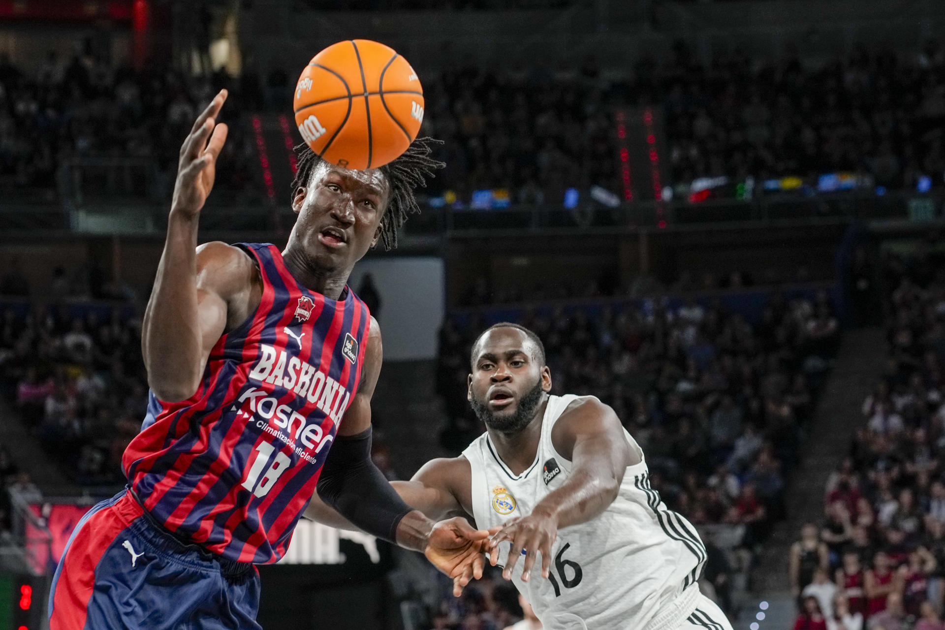 El pivot senegalés de Baskonia, Khalifa Diop (i), intenta quedarse el balón ante el pivot del Real Madrid, Usman Garuba, durante el encuentro correspondiente a la fase regular de la Liga Endesa que disputan hoy lunes en el Fernando Buesa de Vitoria. EFE / ADRIÁN RUIZ HIERRO
