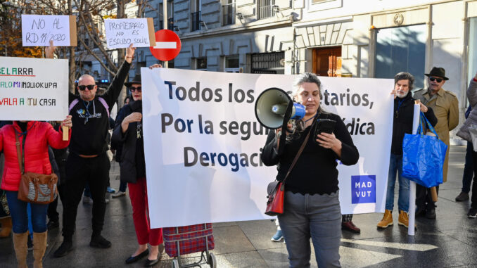 MADRID, 11/01/2025.- Medio centenar de personas, en su mayoría propietarios de viviendas ocupadas por familias vulnerables, se han manifestado este sábado en Madrid. EFE/Víctor Lerena
