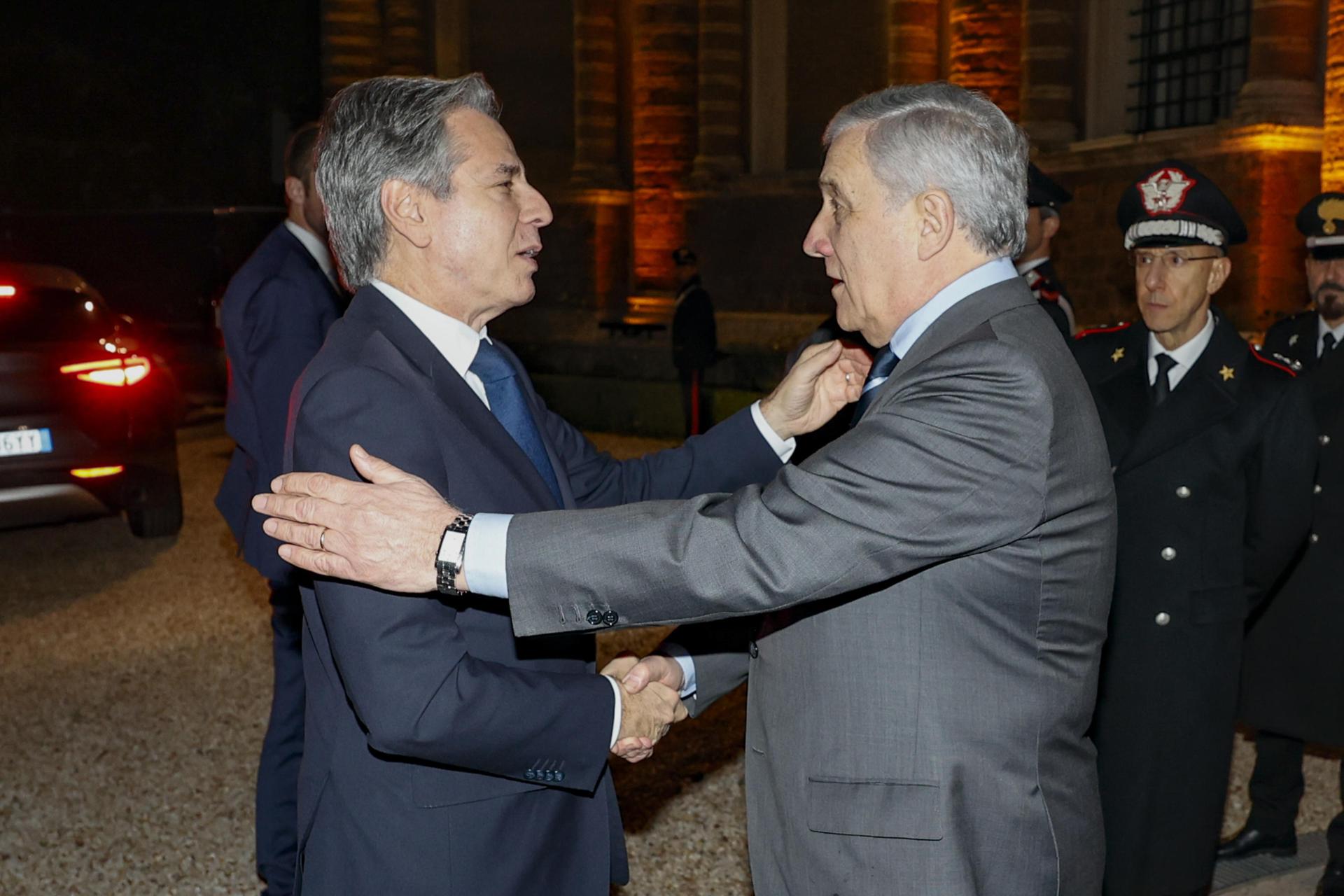 El ministro de Asuntos Exteriores y viceprimer ministro italiano, Antonio Tajani (D), saluda al secretario de Estado de EE. UU., Antony Blinken, antes de la reunión de ministros de Asuntos Exteriores del Quinteto sobre la situación en Siria, celebrada en Villa Madama en Roma, Italia, el 09 de enero de 2025.  (Italia, Siria, Roma) EFE/EPA/FABIO FRUSTACI
