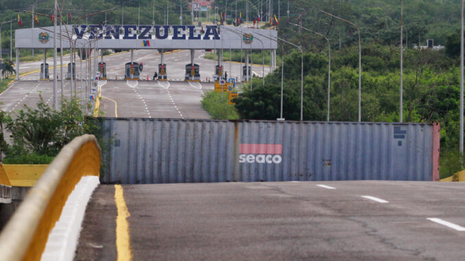 Fotografía de un contenedor este viernes, en el puente Internacional Atanasio Girardot, que une a Cúcuta con el estado de Táchira Venezuela, en Cúcuta (Colombia). EFE/ Mario Caicedo
