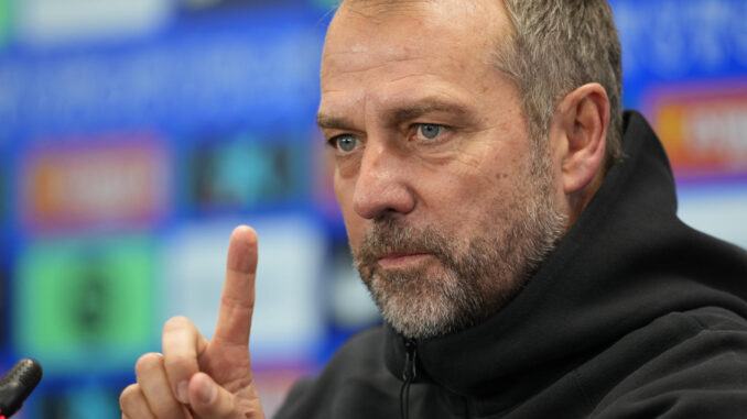 El entrenador del FC Barcelona, Hansi Flick, durante la rueda de prensa ofrecida este mediodía en la Ciudad Deportiva Joan Gamper de cara al partido de los dieciseisavos de la Copa del Rey de fútbol, que jugarán mañana frente al Barbastro. EFE/Alejandro García
