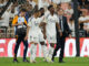 El defensa francés del Real Madrid Aurelien Tchouameni (d) abandona el terreno de juego tras lesionarse durante el partido de semifinales de la Supercopa de España de fútbol entre el Real Madrid y el RCD Mallorca, este jueves en Yeda. EFE/ Alberto Estévez