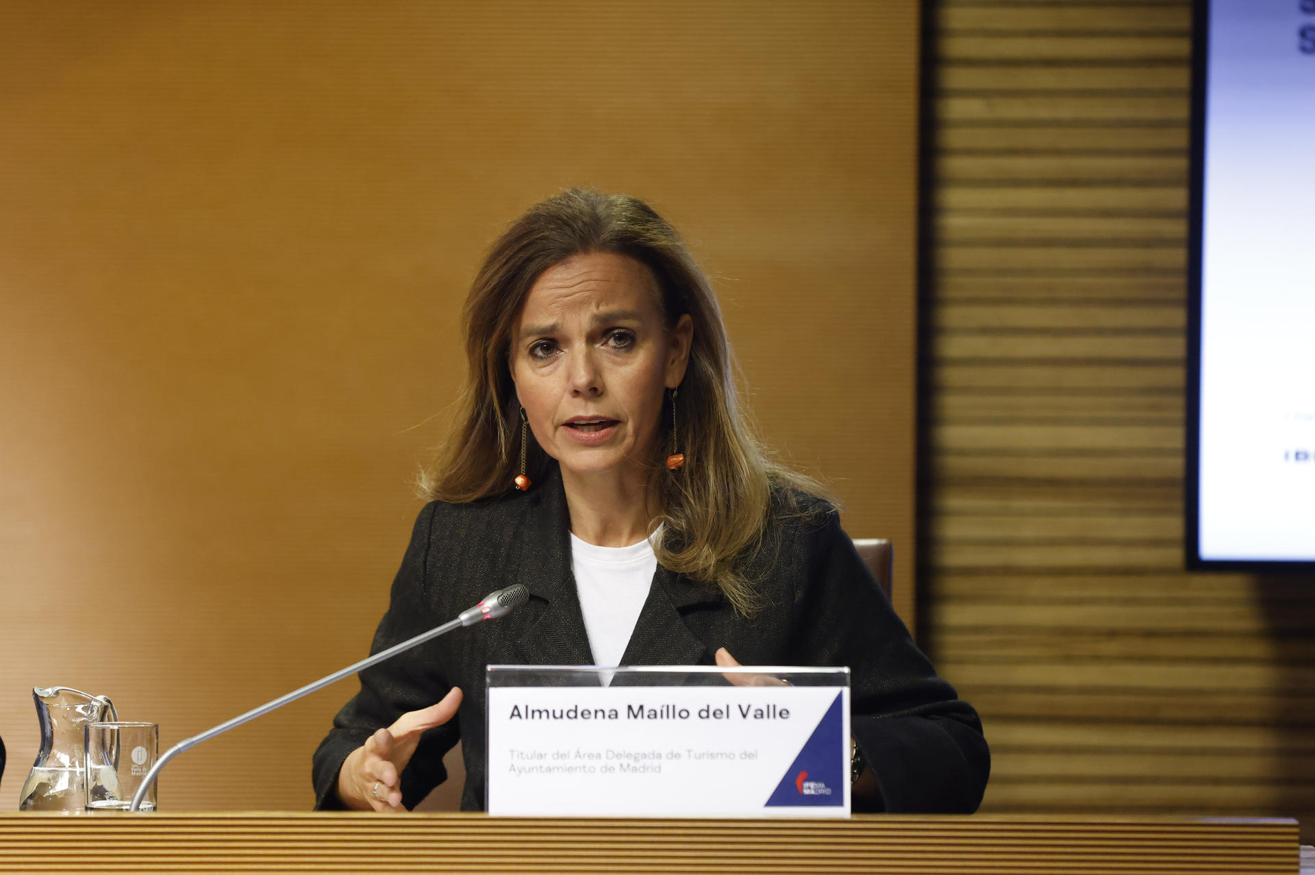 La delegada de Turismo del Ayuntamiento de Madrid, Almudena Maíllo del Vall, durante la presentación de la 45 edición de Feria Internacional de Turismo Fitur, este lunes en Madrid. La feria se celebrará en la capital entre los próximos 22 y 26 de enero, con 9.500 empresas participantes (500 más), 156 países y 884 expositores titulares con estand, lo que supone un crecimiento del 10 % en términos generales y del 19 % en internacionalidad. EFE/ Blanca Millez
