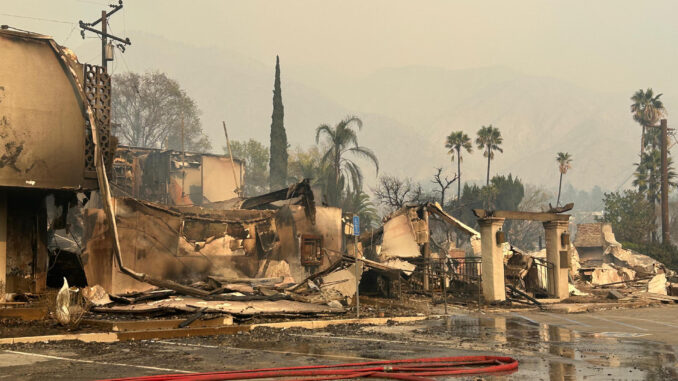 Fotografía que muestra afectaciones por incendios este miércoles, en Los Ángeles (Estados Unidos). EFE/ Mikaela Viqueira
