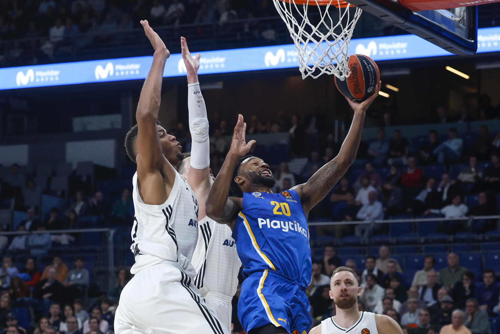 El ala-pivot estadounidense del Maccabi Levi Randolph (d) entra a canasta ante los jugadores del Real Madrid durante el partido de la jornada 21 de la EuroLiga de baloncesto entre el Real Madrid y el Maccabi de Tel Aviv, este martes en la capital española. EFE/Juanjo Martín
