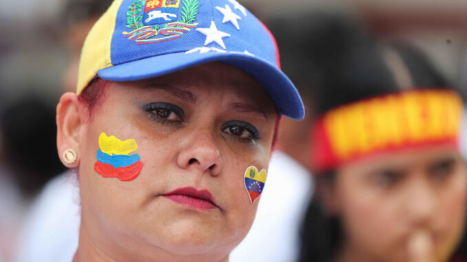 Una ciudadana venezolana asiste a una concentración este jueves, afuera de la embajada de Venezuela en Lima (Perú). EFE/ Paolo Aguilar
