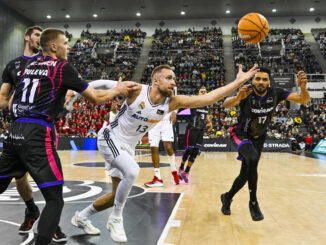 El alero bosnio del Real Madrid Dzanan Musa (c) rodeado por rivales del Covirán Granada, durante el partido de la jornada 14 de la Liga Endesa que Covirán Granada y Real Madrid disputaron en el Palacio de Deportes de Granada. EFE/miguel ángel molina