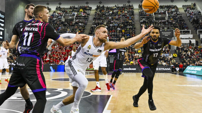 El alero bosnio del Real Madrid Dzanan Musa (c) rodeado por rivales del Covirán Granada, durante el partido de la jornada 14 de la Liga Endesa que Covirán Granada y Real Madrid disputaron en el Palacio de Deportes de Granada. EFE/miguel ángel molina
