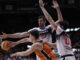 El ala pívot del Valencia Basket Jaime Pradilla (i) intenta superar a dos rivales del Covirán Granada en el partido de Liga Endesa de baloncesto que se disputó en la Fuente de San Luis, en Valencia. EFE/ Kai Forsterling