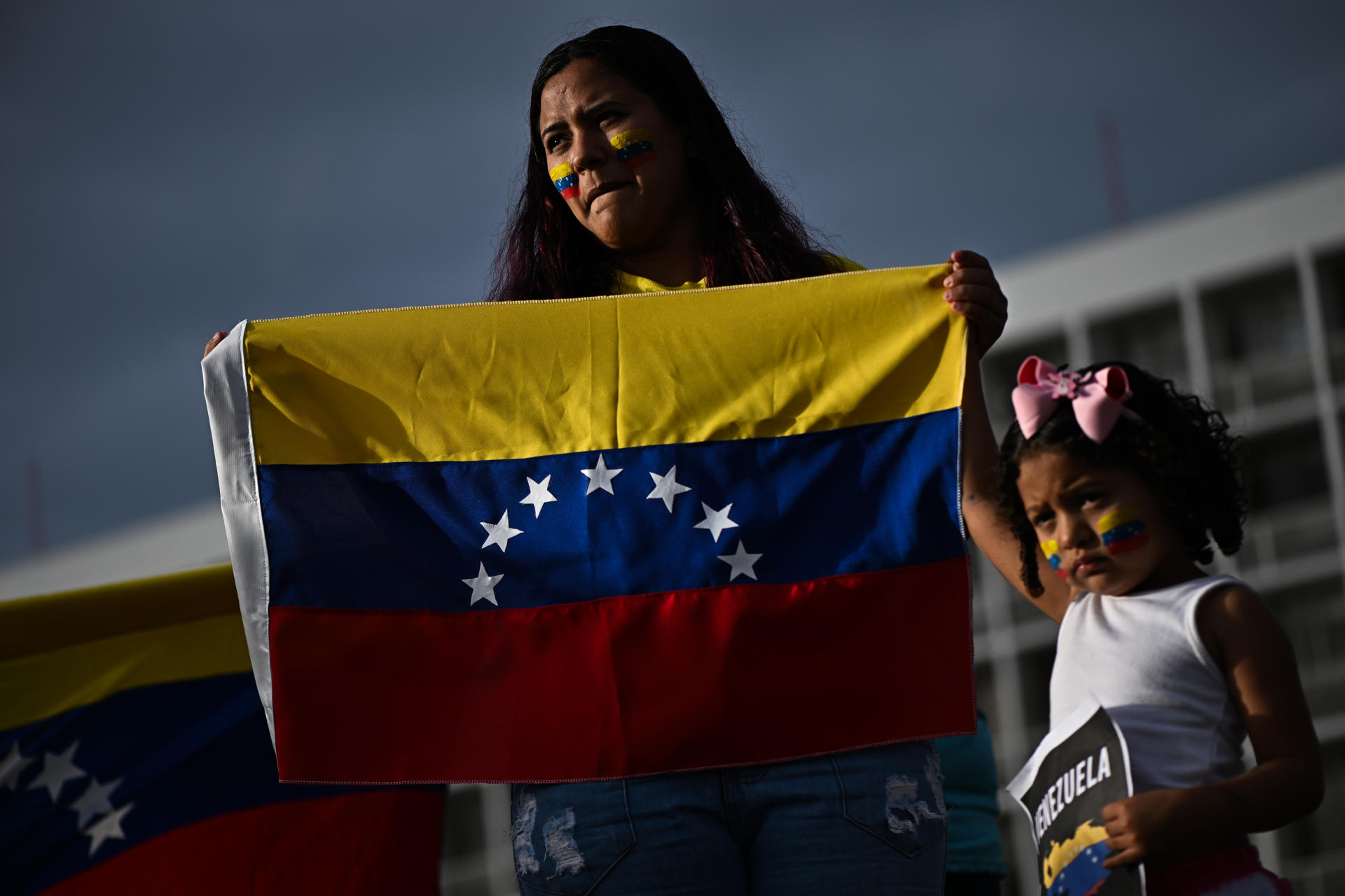 Venezolanos opositores participan de una manifestación en apoyo a la líder antichavista María Corina Machado y al líder opositor Edmundo González Urrutia este jueves, en la estación central de autobuses de Brasilia (Brasil). EFE/Andre Borges
