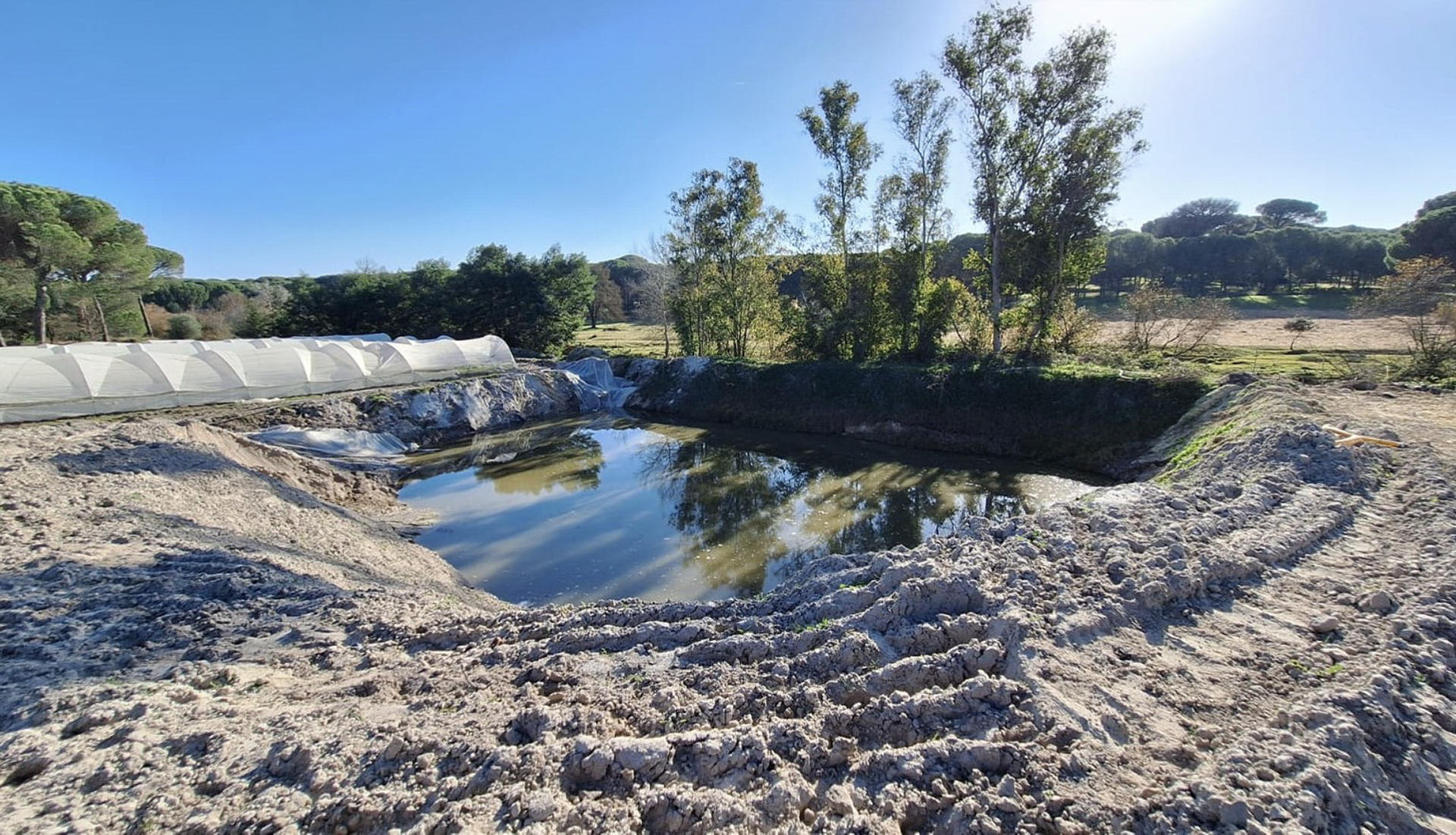 La Confederación Hidrográfica del Guadalquivir (CHG) va a incoar expediente sancionador contra una explotación agrícola de fresas situada en el entorno del arroyo de la Cañada, en Almonte (Huelva), tras localizar tres puntos de extracción ilegal de agua tanto superficial como subterránea del Espacio Natural de Doñana. EFE/CHG/SOLO USO EDITORIAL/SOLO DISPONIBLE PARA ILUSTRAR LA NOTICIA QUE ACOMPAÑA (CRÉDITO OBLIGATORIO)
