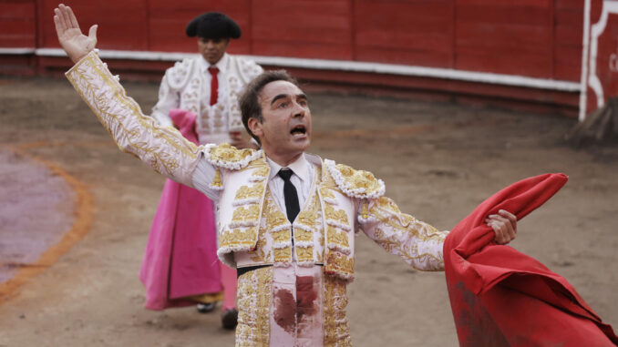 El torero español, Enrique Ponce saluda al publico luego de lidiar el toro Anadis de 462 kg de la ganadería Ernesto Gutiérrez, al que le cortó dos orejas, este sábado durante una corrida correspondiente a la temporada taurina 70 de la Feria de Manizales, en la plaza de toros de Manizales (Colombia). EFE/ Jhon Jairo Bonilla
