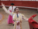 El torero español, Enrique Ponce saluda al publico luego de lidiar el toro Anadis de 462 kg de la ganadería Ernesto Gutiérrez, al que le cortó dos orejas, este sábado durante una corrida correspondiente a la temporada taurina 70 de la Feria de Manizales, en la plaza de toros de Manizales (Colombia). EFE/ Jhon Jairo Bonilla