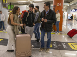 La expedición del RCD Mallorca ha vuelto a la isla en la tarde de este viernes molesta por los episodios de acoso sufridos en el estadio de Yeda donde se disputó la semifinal de la Supercopa de España y aficionados y familiares de los jugadores han coincidido en una idea clara no repetirían la experiencia. "No volverían a Arabia", han señalado varios. EFE/ Cati Cladera