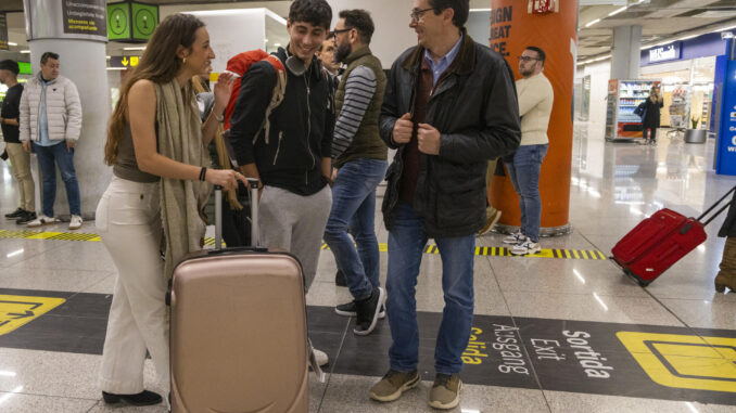 La expedición del RCD Mallorca ha vuelto a la isla en la tarde de este viernes molesta por los episodios de acoso sufridos en el estadio de Yeda donde se disputó la semifinal de la Supercopa de España y aficionados y familiares de los jugadores han coincidido en una idea clara no repetirían la experiencia. "No volverían a Arabia", han señalado varios. EFE/ Cati Cladera
