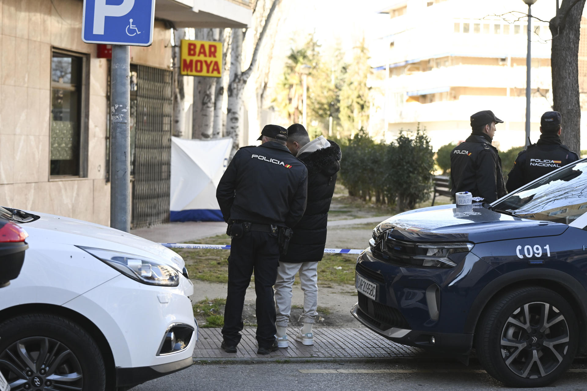 Agentes de la Policía Nacional en las inmediaciones de la calle de Los Hueros, en Alcalá de Henares (Madrid), donde este lunes ha aparecido muerto un hombre de unos 60 años, con heridas de arma de fuego. EFE/ Fernando Villar
