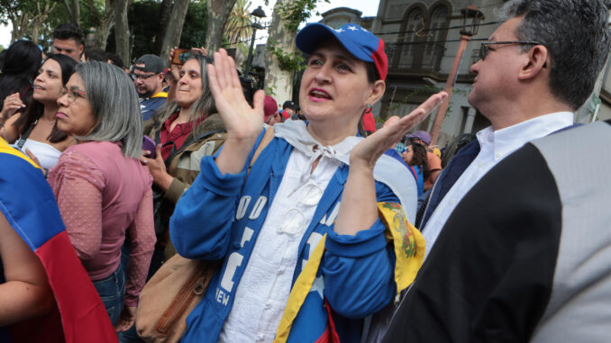 Simpatizantes del líder opositor venezolano Edmundo González Urrutia animan este sábado, en Montevideo (Uruguay). EFE/ Gastón Britos
