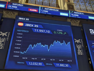 La Bolsa española ha subido el 0,12 % este lunes y se ha situado a las puertas de los 12.000 puntos, pese al tono negativo de Wall Street y a la volatilidad de la jornada derivada del auge de la aplicación de inteligencia artificial de la china DeepSeek. EFE/ Vega Alonso