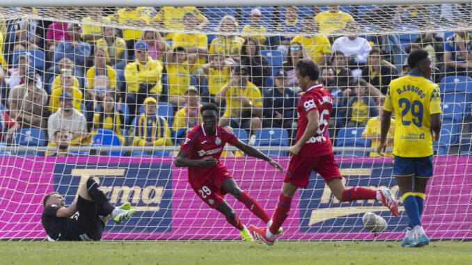 El centrocampista del Getafe Coba da Costa (2i) celebra el primer gol de su equipo  ante la UD Las Palmas durante el partido correspondiente a la jornada 19 de LaLiga disputado este domingo en el estadio de Gran Canaria. EFE/ Quique Curbelo
