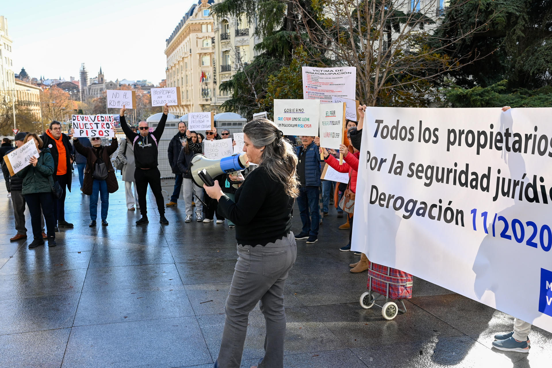 MADRID, 11/01/2025.- Medio centenar de personas, en su mayoría propietarios de viviendas ocupadas por familias vulnerables, se han manifestado este sábado en Madrid. EFE/Víctor Lerena
