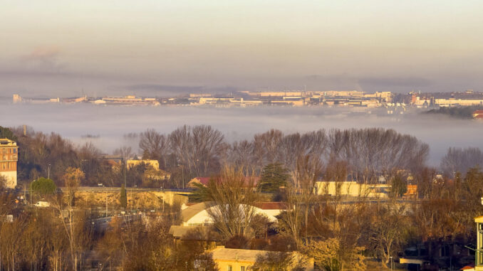 Bancos de niebla en Teruel a primera hora de la mañana de este viernes de enero. EFE/Antonio Garcia
