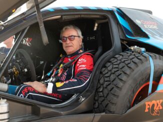 El piloto de Rally español Carlos Sainz, participa en las verificaciones técnicas previas al Rally Dakar 2025 este miércoles, en Bisha (Arabia Saudita). EFE/EPA/Marie Hessel