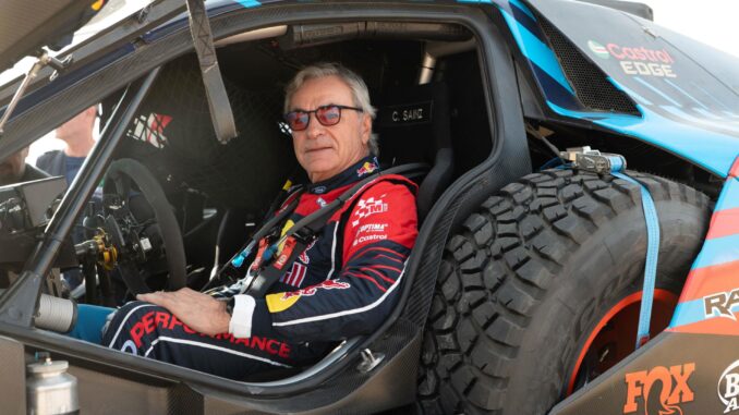 El piloto de Rally español Carlos Sainz, participa en las verificaciones técnicas previas al Rally Dakar 2025 este miércoles, en Bisha (Arabia Saudita). EFE/EPA/Marie Hessel
