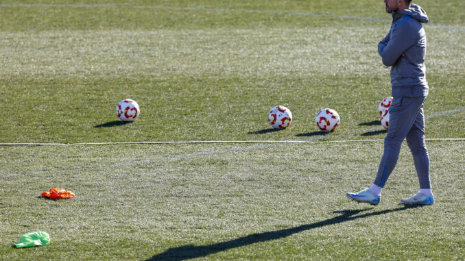 Diego Simeone, durante el último entrenamiento, el martes, antes de viajar a Elche. EFE/Chema Moya
