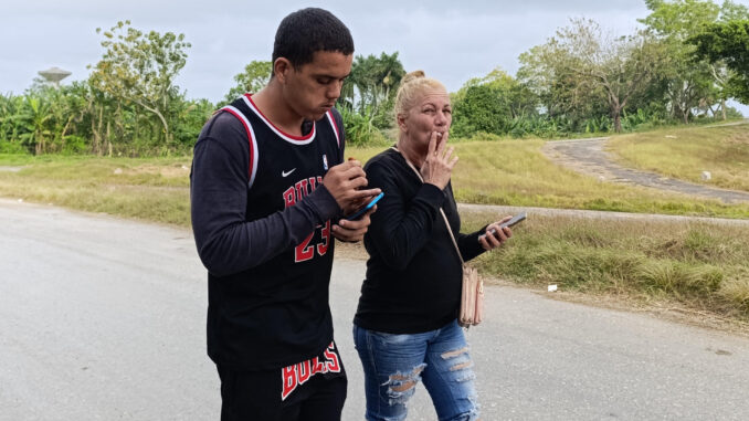 El cubano Dariel Cruz García (i) camina junto a su madre Yaquelin Cruz García este miércoles, su salida de la prisión 1580 en La Habana (Cuba). EFE/ Ernesto Mastrascusa
